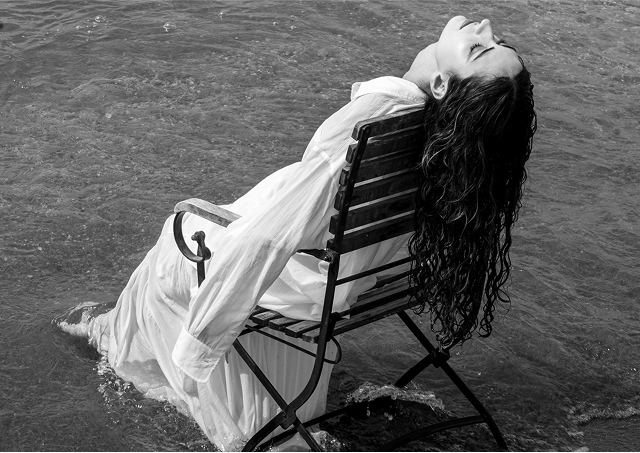 fotografía editorial de moda en la playa en málaga, fotógrafo de moda en málaga